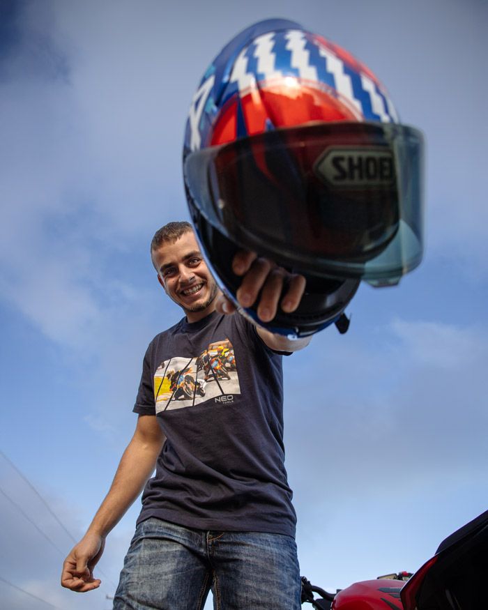 Gen Z- Ο Μιχάλης χαμογελά και κρατά το κράνος του Shoei NXR2 με φόντο τον ουρανό – Gas Rider Stories #5